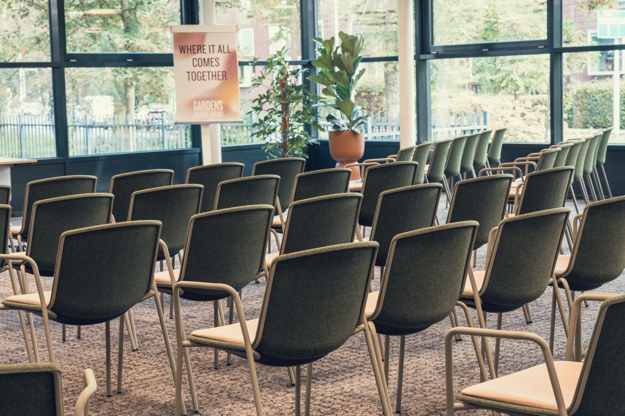 Zaal in theateropstelling bij Gardens Oudlaen in Utrecht met daglicht